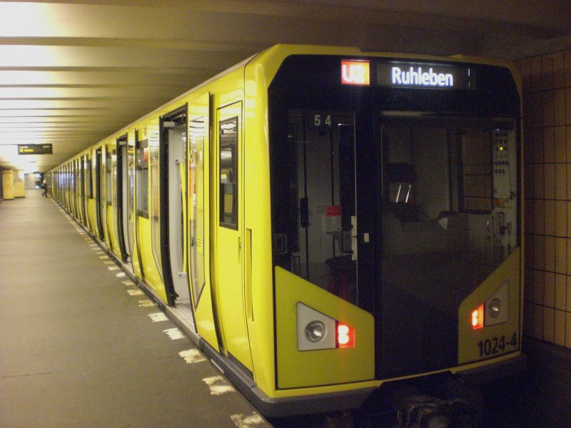 Berlin Die U2 nach UBahnhof Ruhleben im UBahnhof RosaLuxemburg