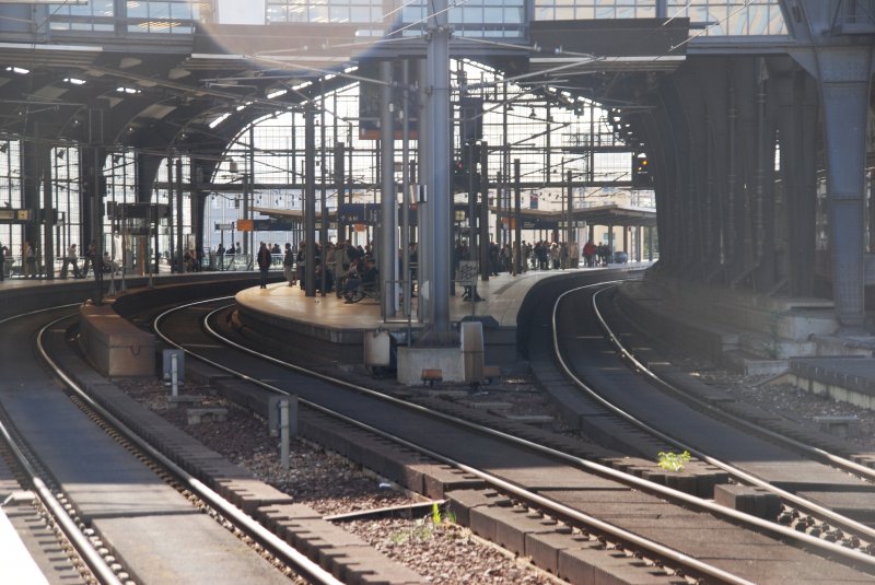 Berlin, 17.06.2009, look in the Friedrichstrasse station (automatically translated, Powered