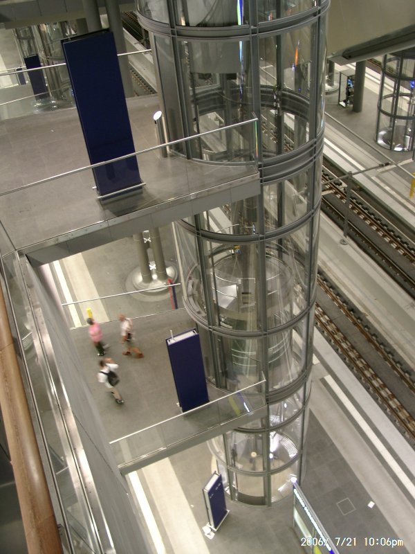 Berlin Hauptbahnhof - gl�serner Aufzug  