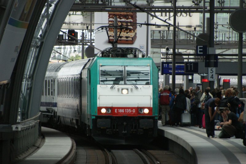 Warschau Express mit 186 135-0 bei der Einfahrt auf Gleis