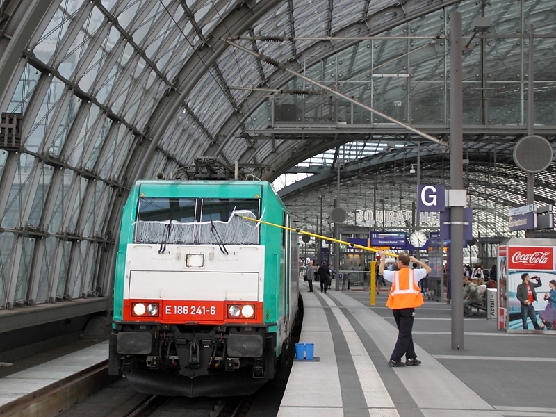 E 186 241-6 wird f�r die Fahrt nach Warschau sauber