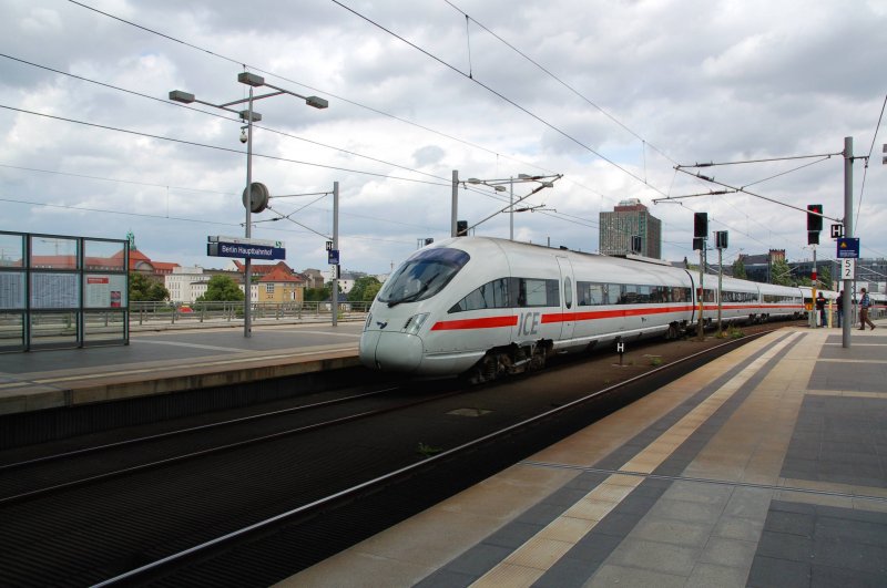 The ICE 37/380 achieve at 11:07:09 the Berlin central station,