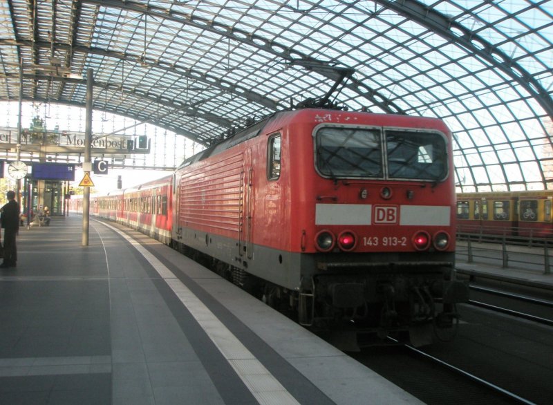 Hier 143 913-2 mit einem S-Bahn Ersatzzug von Berlin Ostbahnhof