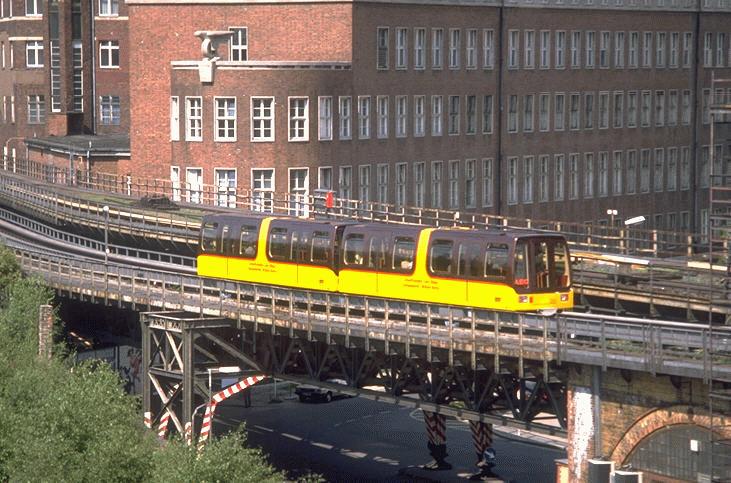 Berlin,M-Bahn 1984-1991 Streckenfoto (1988)kurz vor dem U-Bhf.Gleisdreieck,auf der alten U-Bahn