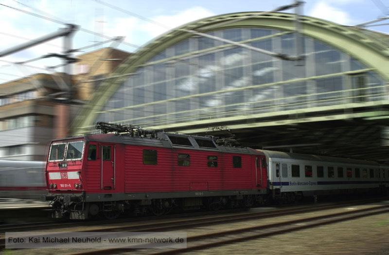 Ausfahrt eines EuroCity Berlin-Warszawa-Express aus dem Berliner Ostbahnhof. 