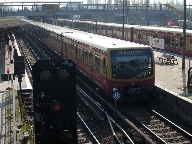 Berlin Ostkreuz am 12.April 2009 mit der S-Bahn 481 143
