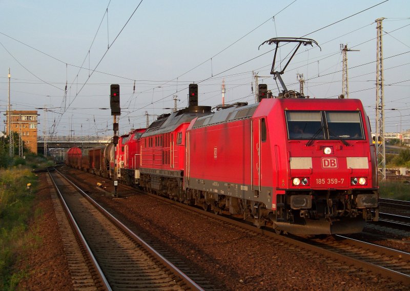 185 359-7 mit einem Lokzug (232, 294, 363) und noch