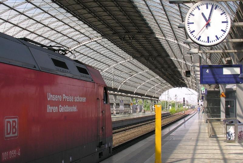 101059 am 21.5.2005 im Bahnhof Berlin Spandau mit dem IC