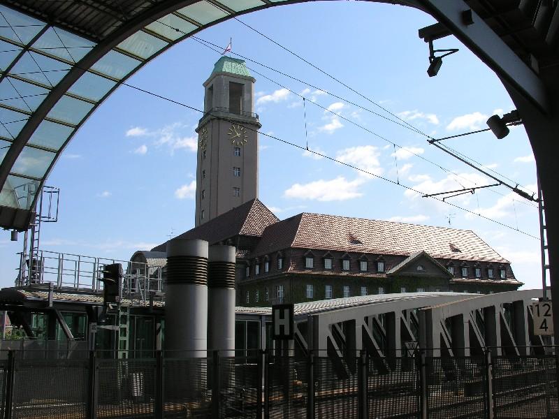 Blick aus der Bahnhofshalle Berlin Spandau auf das Rathaus am