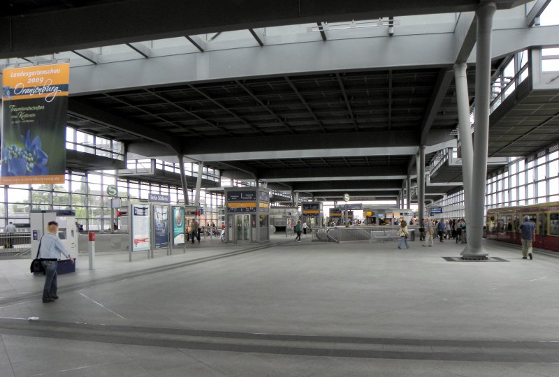 Die obengelegene Halle mit den Zubringertreppen zum Fernverkehr und zur