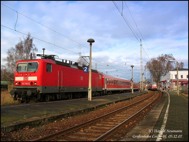 143 566 kreuzt mit einer RE18 Cottbus -Dresden Hbf in