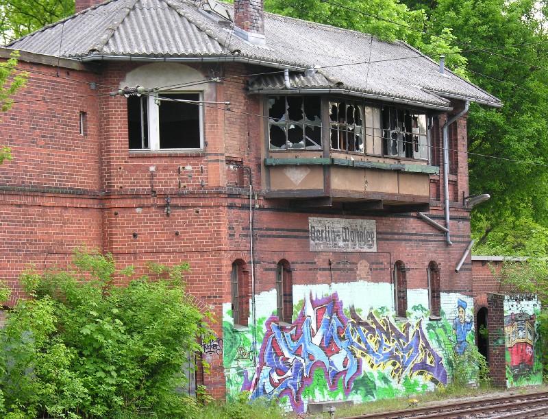 Bahnhof Berlin Wannsee am 21.5.2005, ehemaliges Fahrdienstleiter-Stellwerk, stillgelegt 1993, jetzt