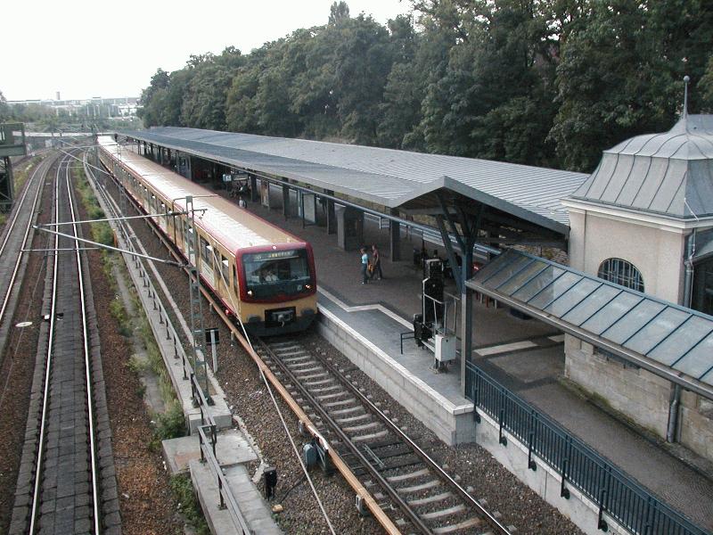 Berliner S-Bahn,Zug der BR 481 im Bhf.Heerstrasse am 22.08.02