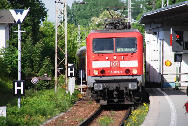 BERNAU bei Berlin (Landkreis Barnim), 12.05.2009, 114 021-9 fährt als RE3 nach Elsterwerda ein