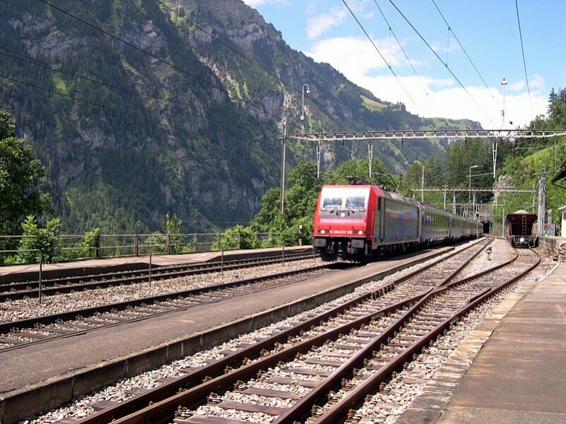 Berner Oberland 2007 - Die Mittagspause am Bahnhof Blausee-Mitholz wird von der Durchfahrt des EC Cisalpino 132  Borromeo  Mailand - Basel unterbrochen. Diesen zieht am 25.07.2007 die Re 484 013-8. Diese Baureihe ist annhernd baugleich mit der deutschen Baureihe 185. 