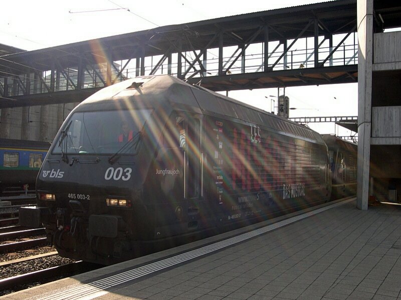 Berner Oberland 2007 - Leider wieder nur in ungnstiger Position prsentiert sich am Abend des 01.08.2007 die BLS Re 465 003-2  Jungfraujoch  im Bahnhof von Spiez. Mit einer Schwestermaschine hat sie sich vor eine Rollende Landstrae gesetzt und in Krze geht es ab in den Sden.