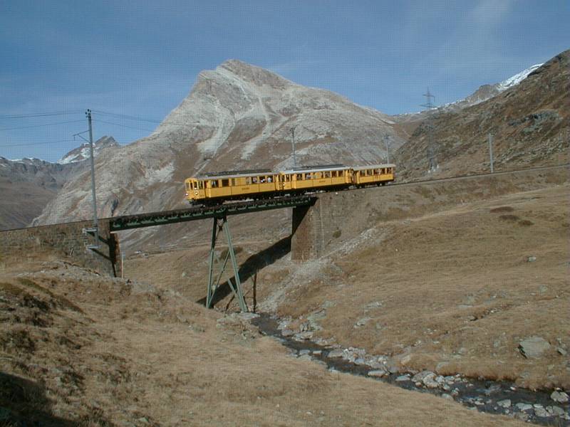 Berninabahn,Hist.Extrazug nach Pontresina zwischen Bernina Hospiz und Lag Alp am 27.10.01