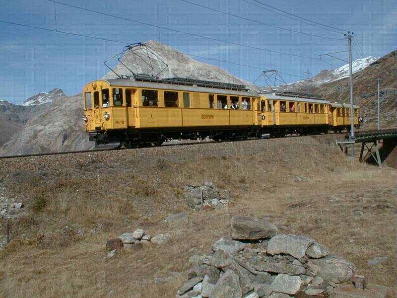 Berninabahn,Hist.Extrazug nach Pontresina zwischen Bernina Hospiz und Lag Alp am 27.10.01