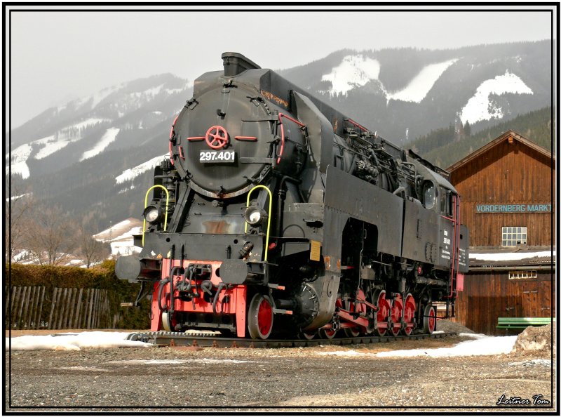 Zahnradlok 297 401 steht als Denkmal beim Bahnhof in Vordernberg