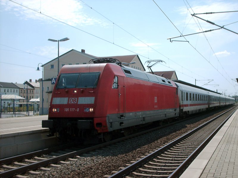 Am Gleis2 steht 101 117-0 mit IC 2455 Pommersche Bucht 