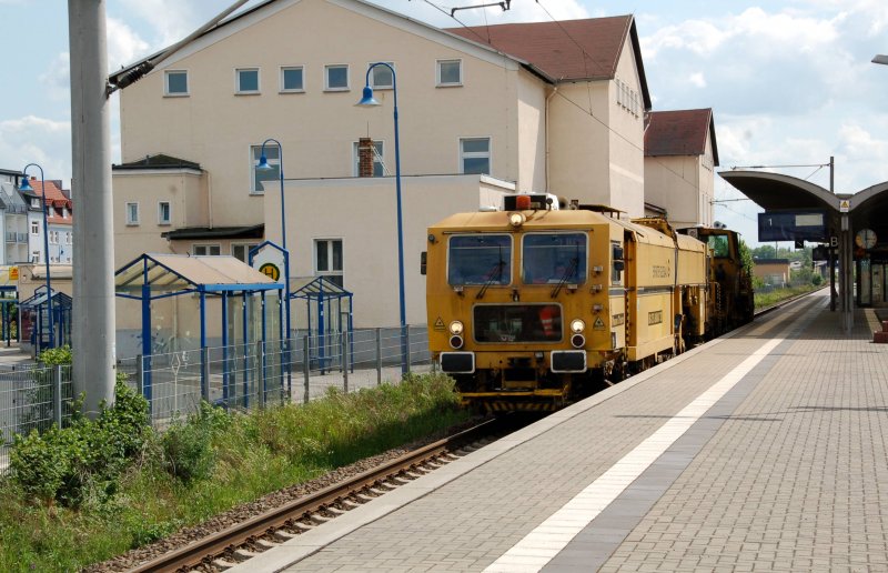 At 16:05:09 go through a tamping machine and a Schotterprofiliermaschine