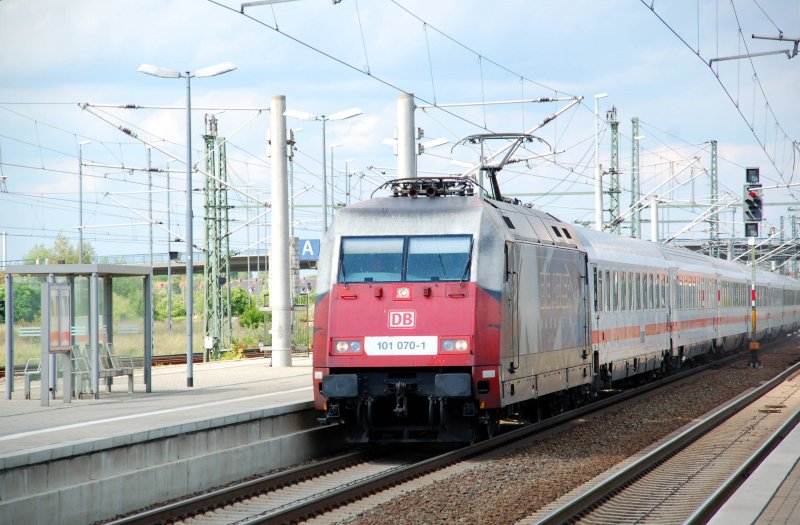 101 070 erreicht am 16.05.09 den Bahnhof Bitterfeld. Am Haken