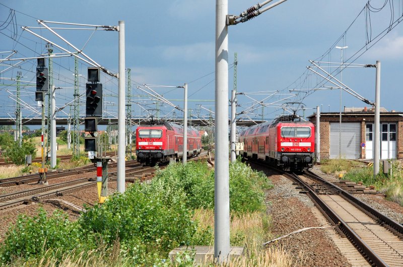 Doppelausfahrt der RB aus Bitterfeld. Links f�hrt die RB nach