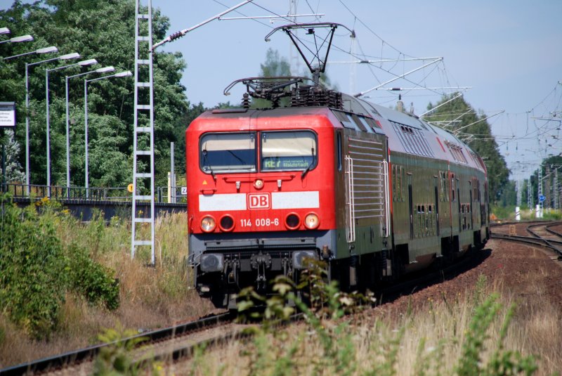 BLANKENFELDE-MAHLOW (Landkreis Teltow-Fläming), 01.08.2009, 114 008-6 als RE7 nach Wünsdorf-Waldstadt bei der Einfahrt in den Bahnhof Blankenfelde