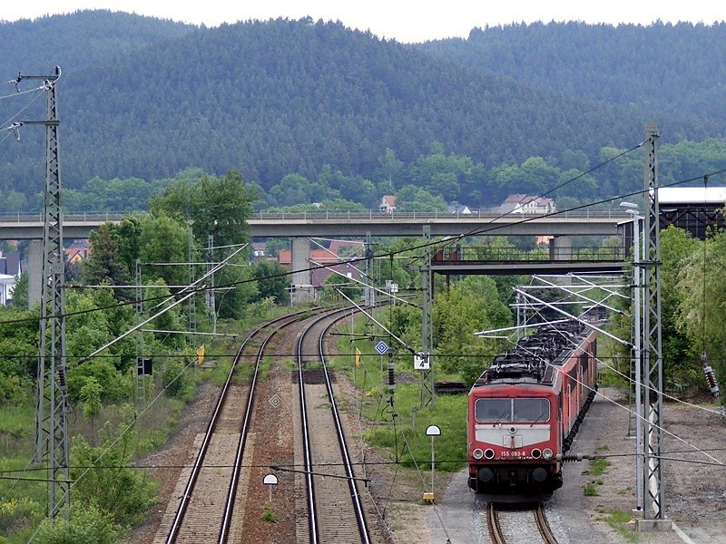 Blick auf die Strecke nach Gera. Rechts vier abgestellte 155 des Bw Saalfeld, vorn die 155 093-8. Aufgenommen am 13.5.2009.