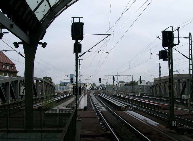 Blick vom Bahnsteig Berlin-Spandau in Richtung Berlin. Im Hintergrund die sogenannte Innovative 7gleisige Eisenbahnbrcke (2+2+3) in Wellenform ber die Havel.