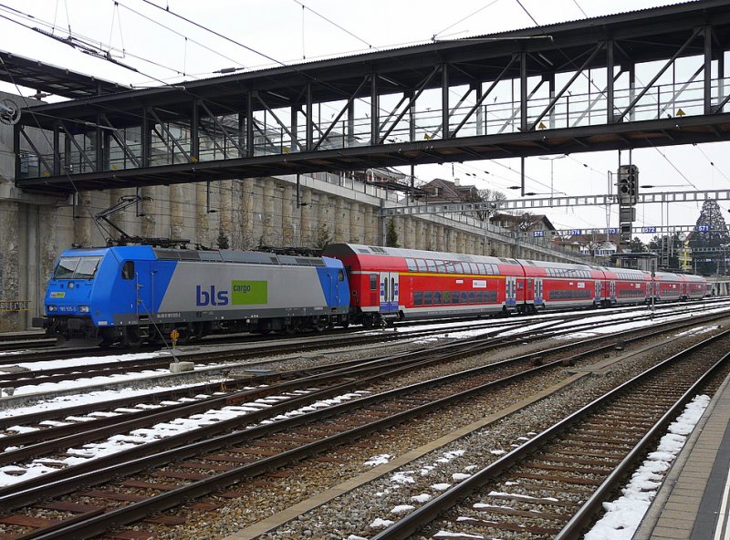 bls - Lok 185 525-3 mit DB Doppelstockwagen im Bahnhof