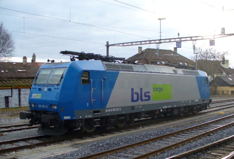 bls - E-Lok 185 527-9 in den bls Farben abgestellt in Neuchatel am 19.01.2008