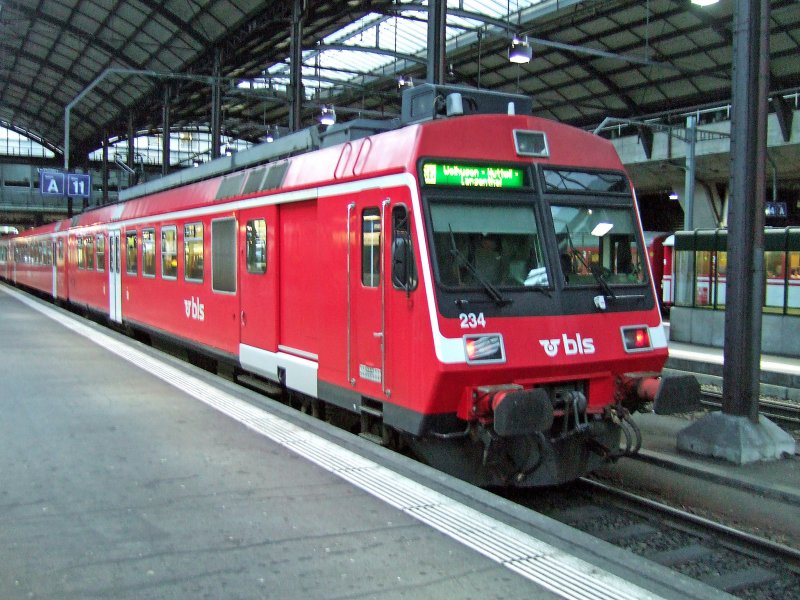 BLS: Eine S6-Komposition von Luzern nach Langenthal wurde am 16.7.09 mit dem RBDe 566 234  Emmental  gefhrt. Hier um 6:00 Uhr in Luzern.
