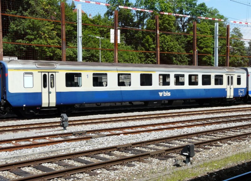 bls - Personenwagen EW II  1+2 Kl. AB 50 63 39-33 890-3 in Fribourg am 26.07.2008