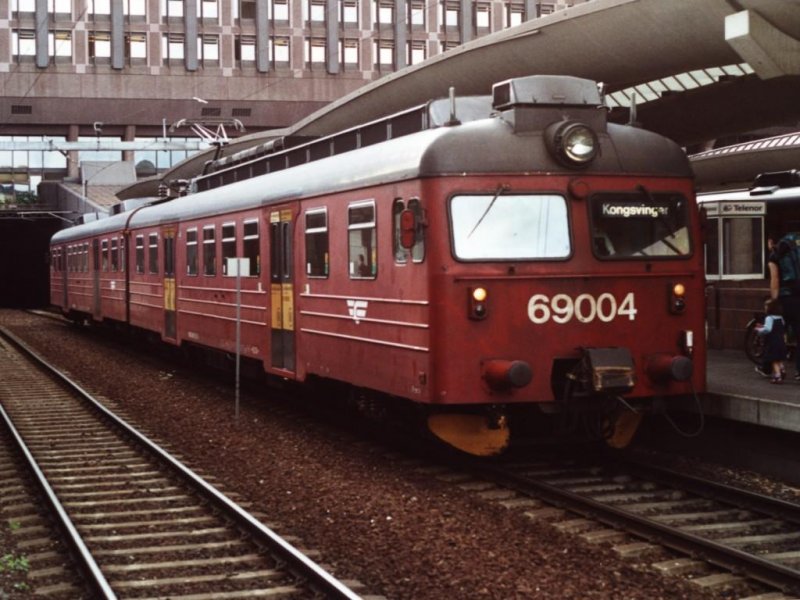 69004 mit Zug Oslo-Kongsvinger auf Bahnhof Oslo am 11-7-2000. Bild
