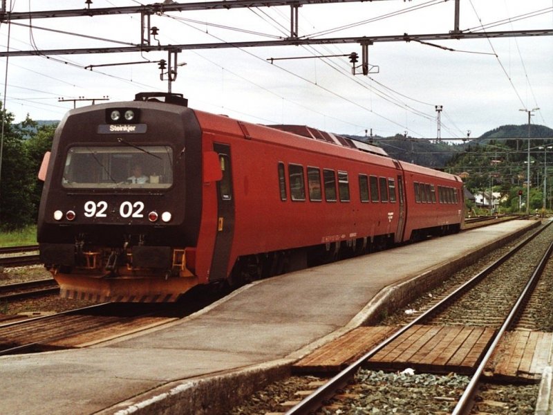 92.02/92.52 mit Regionalzug 413 R�ros-Trondheim auf Bahnhof St�ren am 6-7-2000.