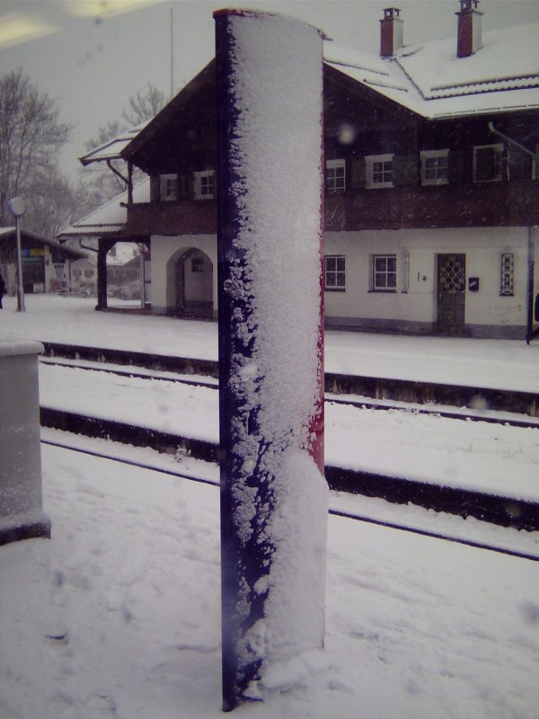Eine eingeschneite Notrufs�ule der BOB in Bayrischzell. 