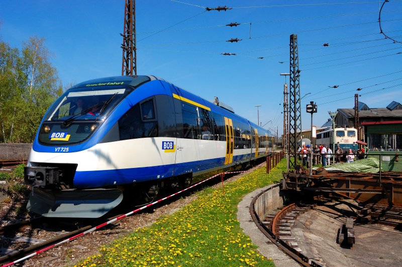 Direkt neben dem Rundhaus des Bahnparks verlaufen Logistikgleise zum Gel�nde