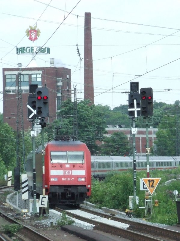 Ein IC, gezogen von 101 114, kurz vor der Einfahrt