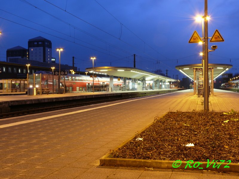 Bochum Hbf am 17.03.2007.Im Vordergrund Gleis 5 + 6. Im Hintergrung auf Gleis 3 steht der RE 10134 nach Aachen Hbf.