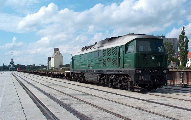 W232.06 aus dem Bombardier Lokpool steht am 29.08.04 mit ihrem