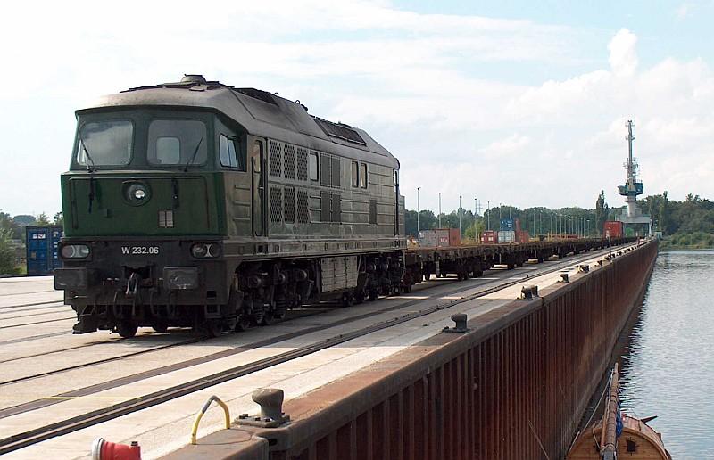 W232.06 stand am 29.08.04 im Hafen Halle-Trotha vor dem w�chentlich