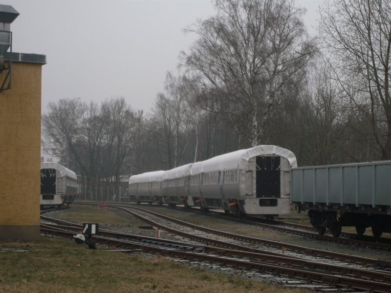 Abgestellte Wagen auf dem Gel�nde des G�rlitzer Waggonbaus im Rohbauzustand.