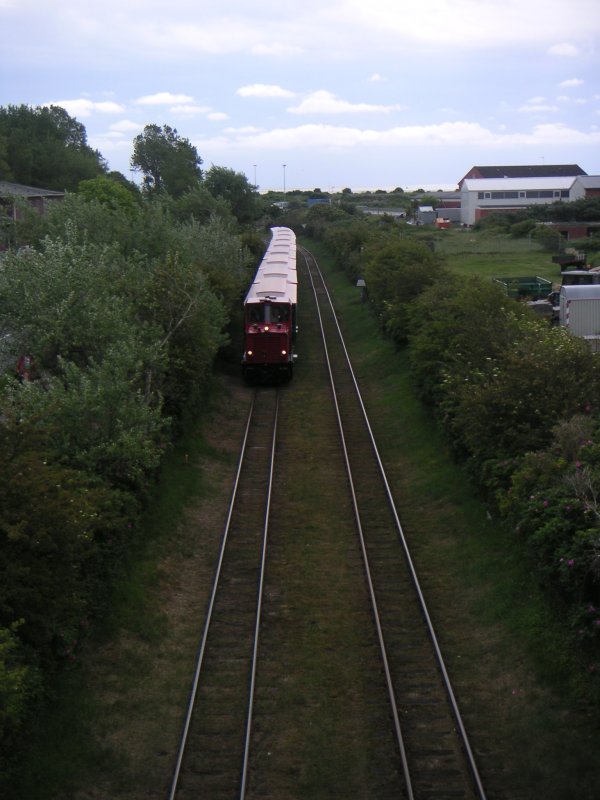 Eine Borkumer Kleinbahn am 26.5.2007 kurz nach der Ausfahrt Aus