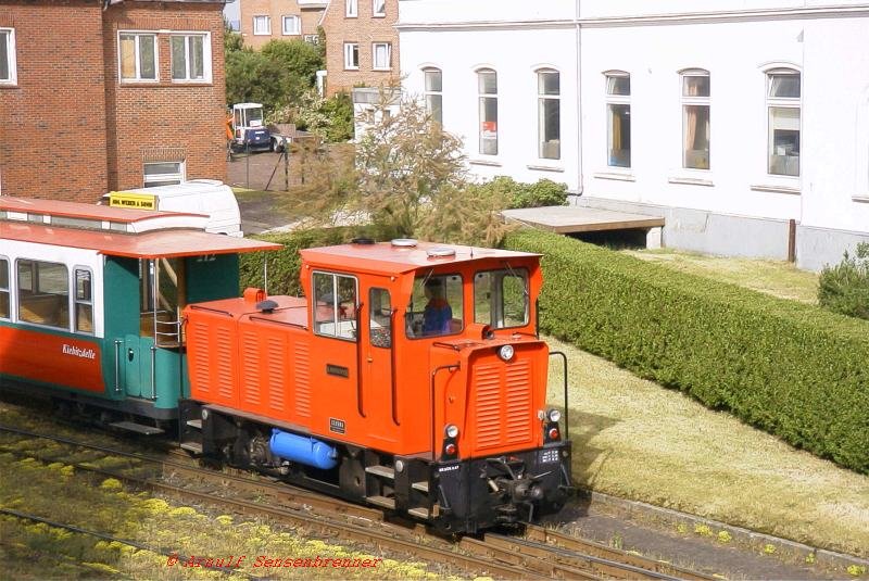 Borkum-Dorfbahnhof: Lok Hannover (Sch�ma)f�hrt mit ihrem Zug ein

20.06.2003 