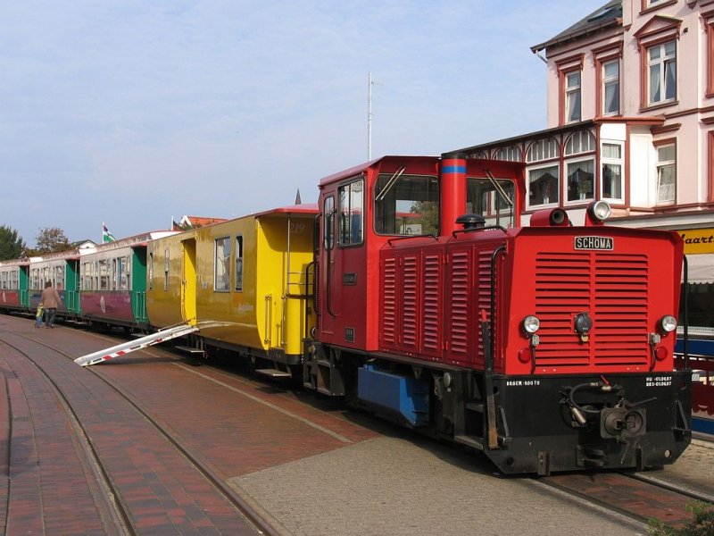Lok Hannover der Borkumer Kleinbahn mit Regionalzug Borkum Bahnhof-Borkum Hafen
