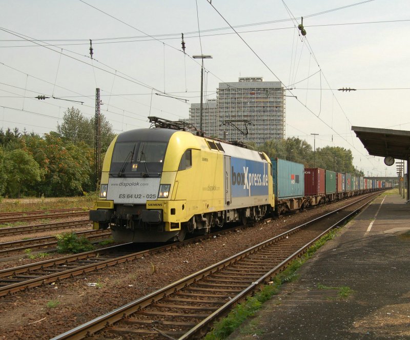 ES 64 U2-025 "boxXpress" with container train while crossing in