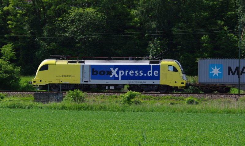 ES 64 U2 - 064 boxXpress.de mit Containerzug in Fahrtrichtung
