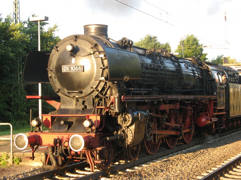01 1066 mit einem Sonderzug nach Borkum, aufgenommen am 30.05.09