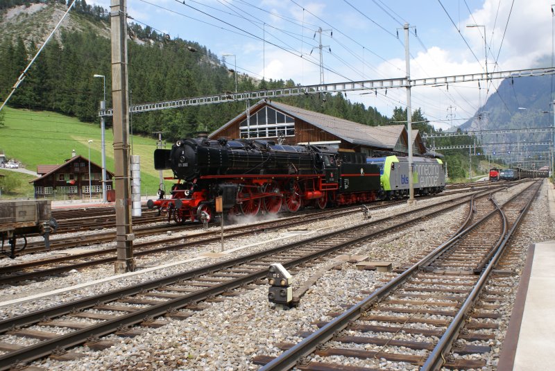 01 202 rollt mit der Re 485 007-5 am 27.7.08